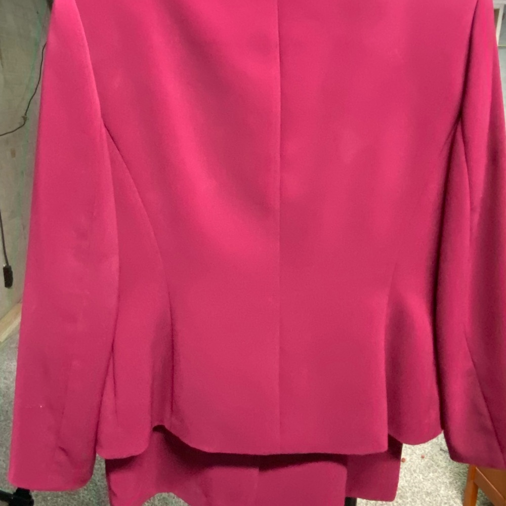 Le Suit wine color 2p suit jacket/skirt. EUC worn 1x